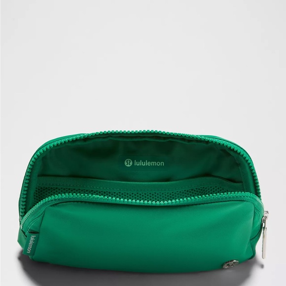 Lululemon Everywhere Belt Bag 1L- Raceway Green - Picture 4 of 4